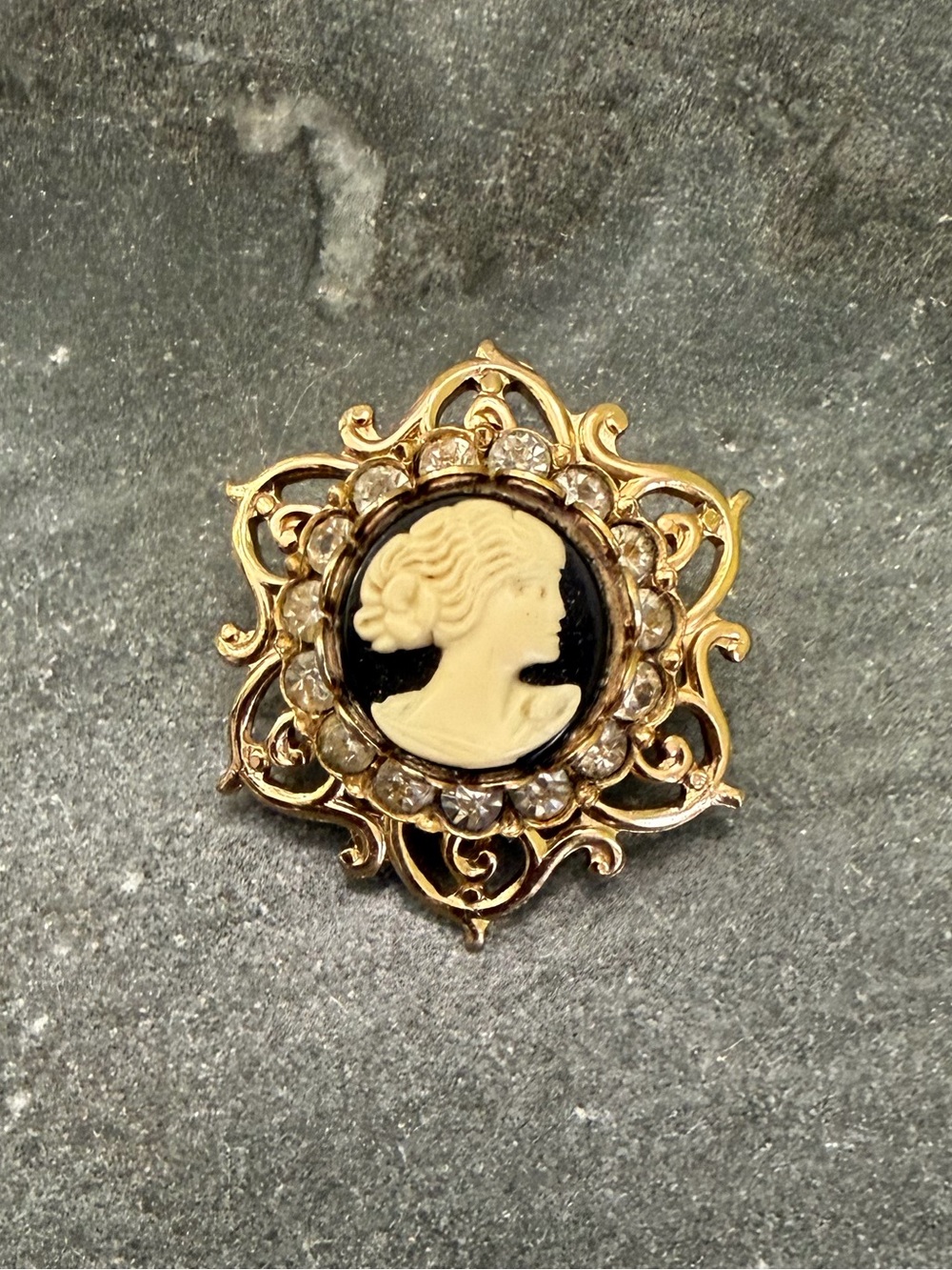 Vintage Cameo Black Crystal Halo Gold Brooch - Picture 6 of 8